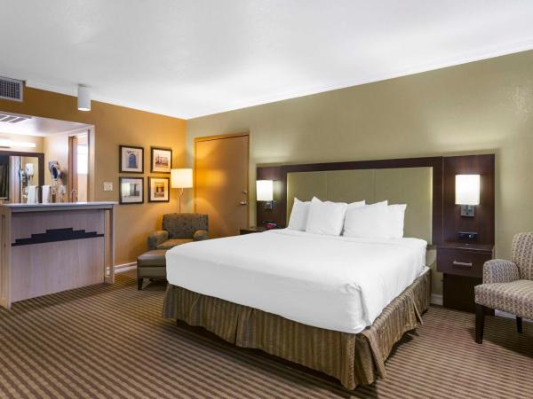 Best Western Royal Sun Inn & Suites : photo 3 de la chambre suite lit king-size avec douche accessible accessible en fauteuil roulant - non-fumeurs