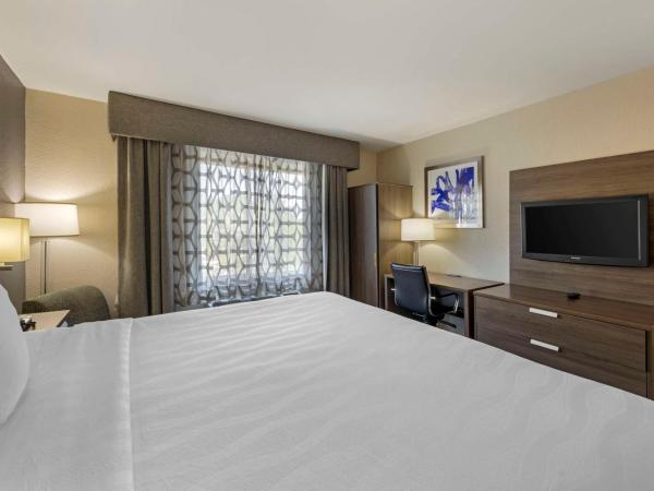 Best Western Plus Nashville Airport Hotel - BNA : photo 1 de la chambre chambre lit king-size avec baignoire - accessible aux personnes à mobilité réduite