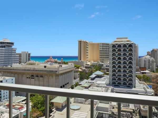 Waikiki Malia : photo 4 de la chambre hébergement récemment rénové avec 1 lit king-size - vue partielle sur océan