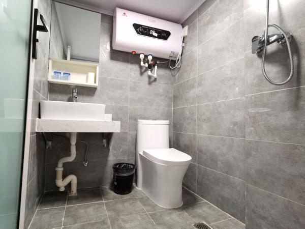 Happy Dragon Hotel - close to Forbidden City&Wangfujing Street&free coffee &English speaking,Newly renovated with tour service : photo 5 de la chambre chambre triple