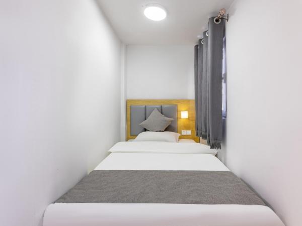 Happy Dragon Hotel - close to Forbidden City&Wangfujing Street&free coffee &English speaking,Newly renovated with tour service : photo 4 de la chambre chambre triple