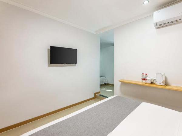 Happy Dragon Hotel - close to Forbidden City&Wangfujing Street&free coffee &English speaking,Newly renovated with tour service : photo 3 de la chambre chambre triple