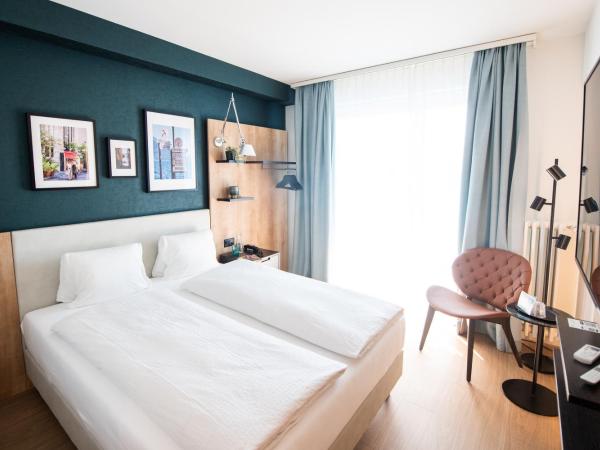 Ascona Lodge, Pool & Garden Retreat : photo 1 de la chambre petite chambre double avec balcon