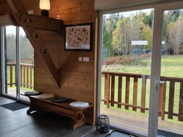 Chambre d'hôtes LES BRIMBELLES : photo 4 de la chambre chambre lit king-size - vue sur montagne
