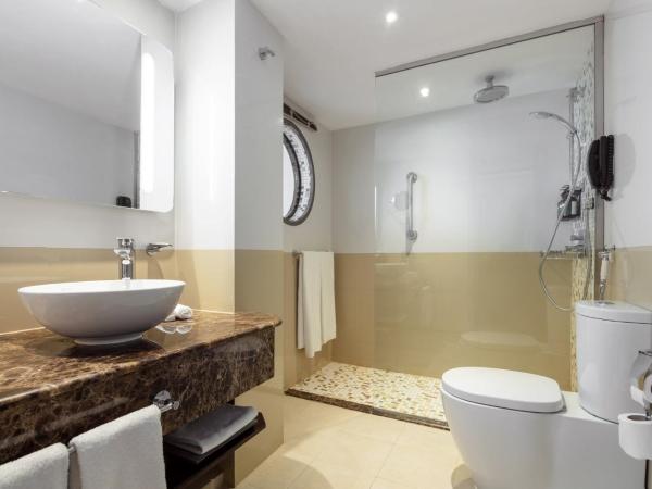 Crowne Plaza Muscat, an IHG Hotel : photo 4 de la chambre chambre lit king-size - vue sur ville