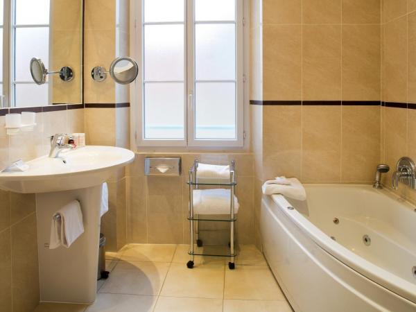 BW Premier Collection Mondial : photo 8 de la chambre suite junior double avec canapé-lit et balnéo