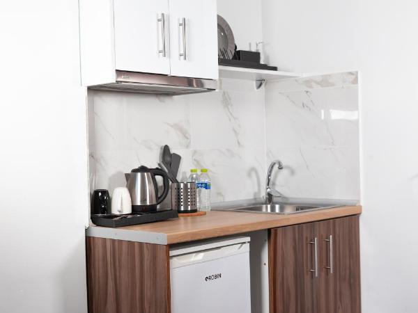 City Plaza Apartments & Rooms : photo 5 de la chambre chambre de luxe avec kitchenette