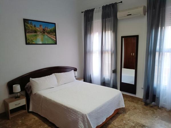 Apartamento El Duque - Plaza de las Tendillas : photo 1 de la chambre chambre double avec balcon et salle de bains commune