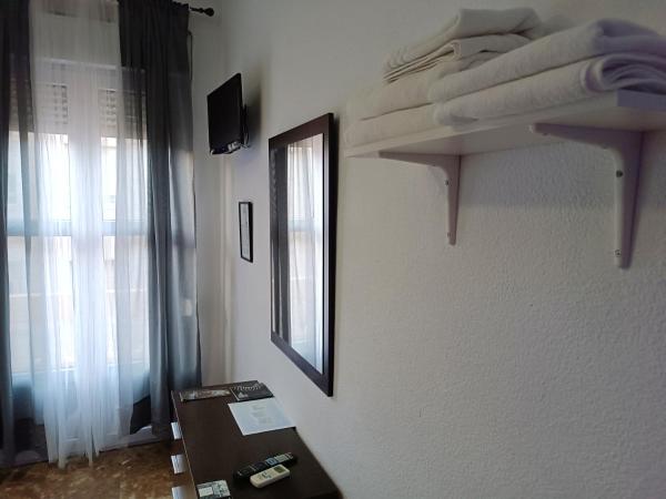 Apartamento El Duque - Plaza de las Tendillas : photo 7 de la chambre chambre double avec balcon et salle de bains commune