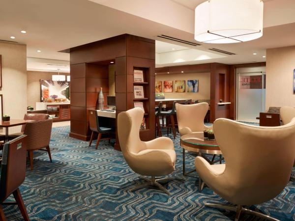 Marriott Downtown at CF Toronto Eaton Centre : photo 5 de la chambre chambre avec 1 lit king-size et accès au salon concierge