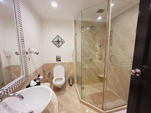 The Lalit Laxmi Vilas Palace : photo 6 de la chambre deluxe twin room with lake view - enjoy 10% discount f&b,spa & laundry