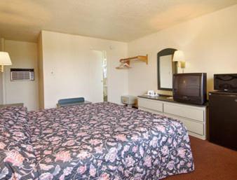 Travelodge by Wyndham Fort Lauderdale : photo 4 de la chambre chambre lit king-size pour personnes à mobilité réduite - fumeurs