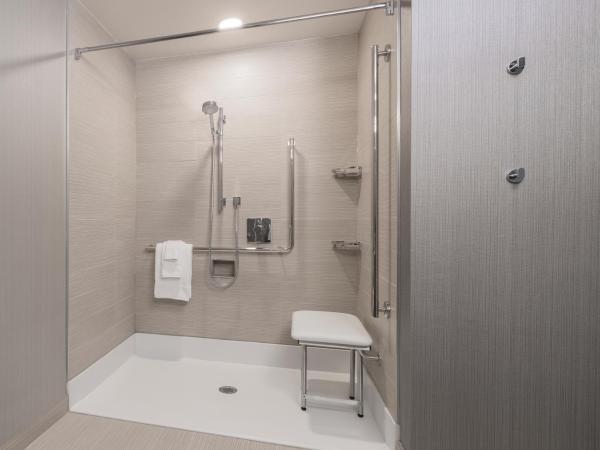 Courtyard by Marriott Halifax Dartmouth : photo 1 de la chambre chambre lit king-size pour personnes à mobilité réduite