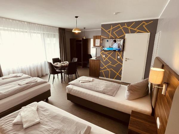 Apartment Glinde : photo 5 de la chambre chambre quadruple avec balcon