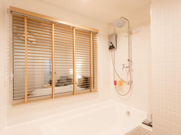 Hotel PAPA Bangkok Siriraj : photo 4 de la chambre chambre lit king-size supérieure avec baignoire et salle de bains privative