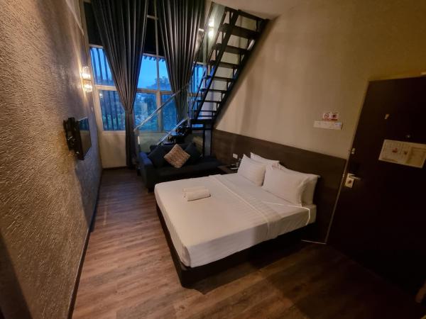 MIICO Hotel @ Mount Austin : photo 1 de la chambre family room with window ( 1 king + 1 queen)