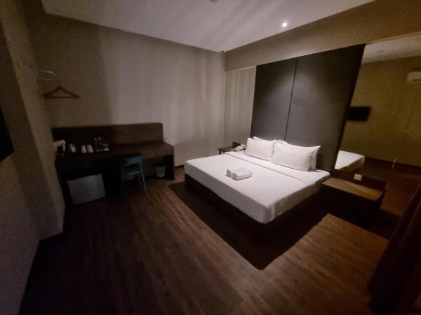 MIICO Hotel @ Mount Austin : photo 10 de la chambre family room with window ( 1 king + 1 queen)