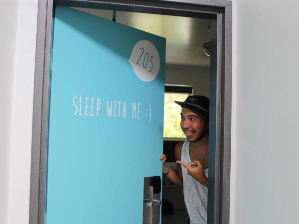 Port Douglas Backpackers : photo 2 de la chambre bed in 6-bed mixed dormitory room with shared bathroom (ages 18 - 35 only)