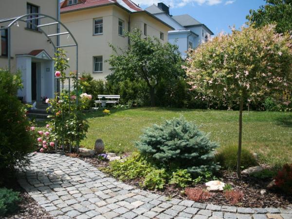 Hotel Na Vodách : photo 7 de la chambre studio entrée par le jardin - vue sur jardin