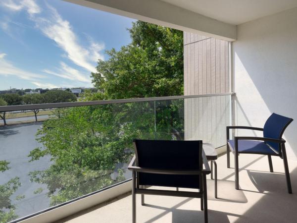 Courtyard Austin South : photo 7 de la chambre suite lit king-size avec balcon