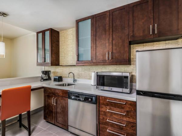 Residence Inn by Marriott Charlotte City Center : photo 3 de la chambre suite 1 chambre lit king-size avec canapé-lit