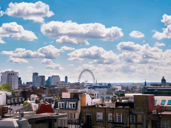 The London EDITION : photo 4 de la chambre suite avec terrasse 1 lit king-size - niveau terrasse