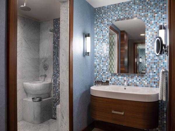 Renaissance Izmir Hotel : photo 4 de la chambre chambre club avec accès au salon exécutif