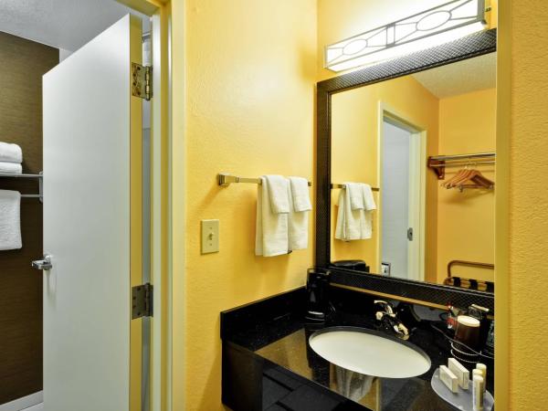 Fairfield Inn & Suites Dallas Medical/Market Center : photo 2 de la chambre chambre avec 2 grands lits queen-size