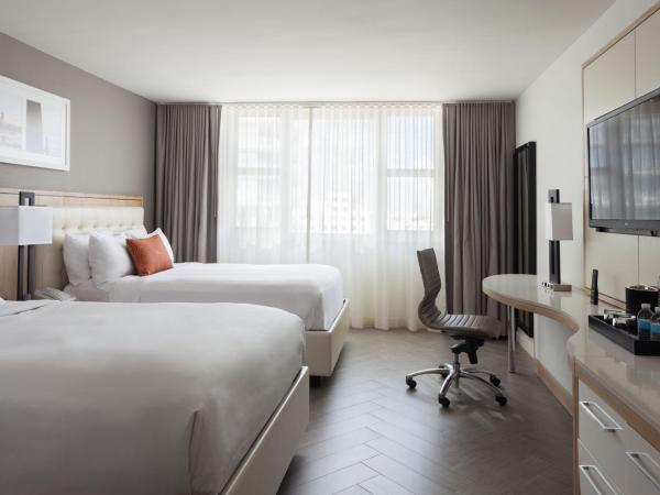 Marriott Stanton South Beach : photo 1 de la chambre chambre avec 2 lits doubles et balcon - vue sur ville