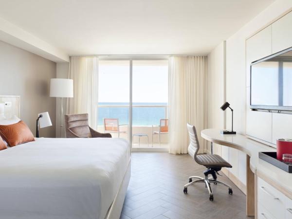 Marriott Stanton South Beach : photo 1 de la chambre chambre lit king-size avec balcon - bord de mer