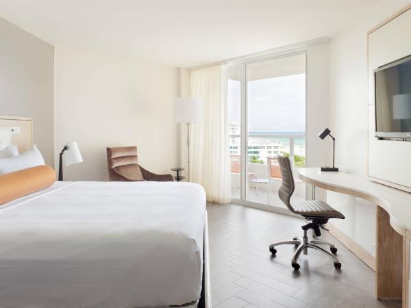 Marriott Stanton South Beach : photo 2 de la chambre chambre lit king-size avec balcon et vue sur l'océan