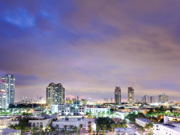 Marriott Stanton South Beach : photo 2 de la chambre chambre lit king-size avec balcon - vue sur ville