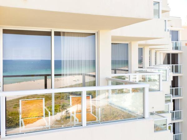 Marriott Stanton South Beach : photo 4 de la chambre chambre lit king-size avec balcon et vue sur l'océan