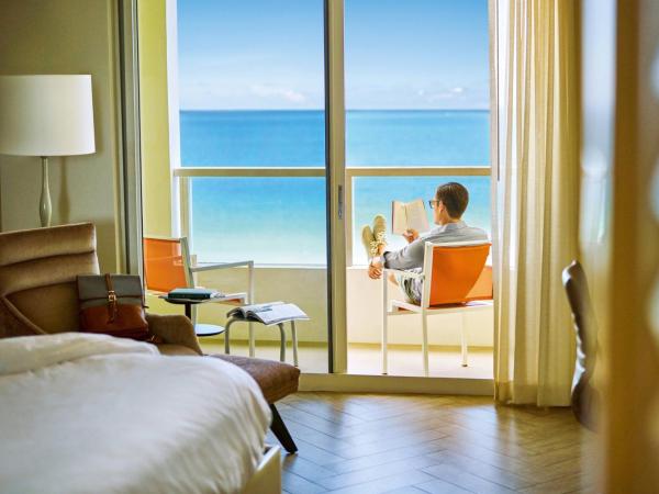 Marriott Stanton South Beach : photo 6 de la chambre chambre lit king-size avec balcon - bord de mer