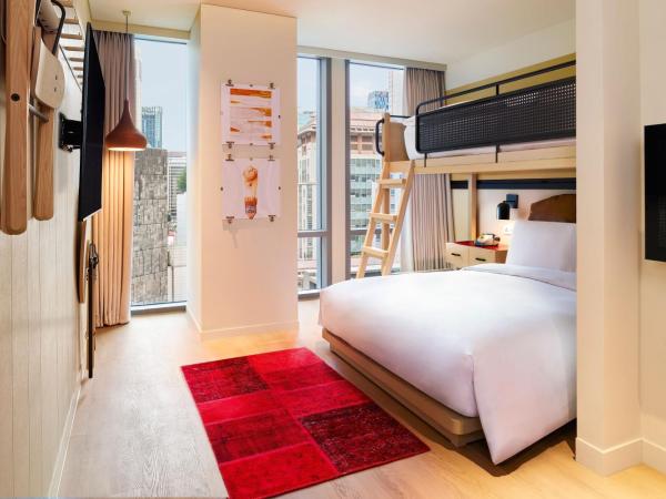Moxy Seoul Myeongdong : photo 2 de la chambre lit queen-size et lit simple en mezzanine - vue sur ville