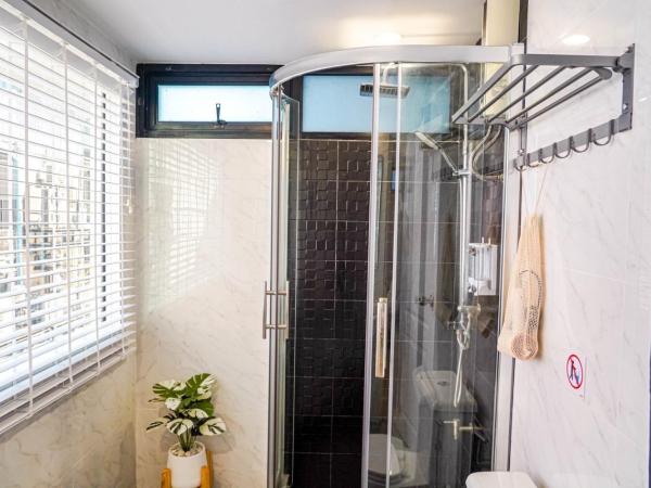 BnB98 Silom Hotel - 1 minutes from SKY TRAIN Sala Daeng station and SUBWAY Silom station : photo 8 de la chambre chambre double ou lits jumeaux deluxe - vue sur ville