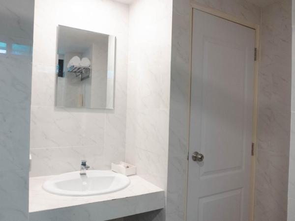 BnB98 Silom Hotel - 1 minutes from SKY TRAIN Sala Daeng station and SUBWAY Silom station : photo 7 de la chambre chambre lit king-size