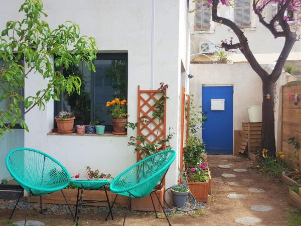 Little house with a large roof garden in the city center : photo 8 de la chambre chambre double ou lits jumeaux avec terrasse
