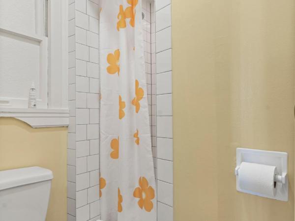 Golden Gate Hotel : photo 5 de la chambre chambre quadruple avec salle de bains commune