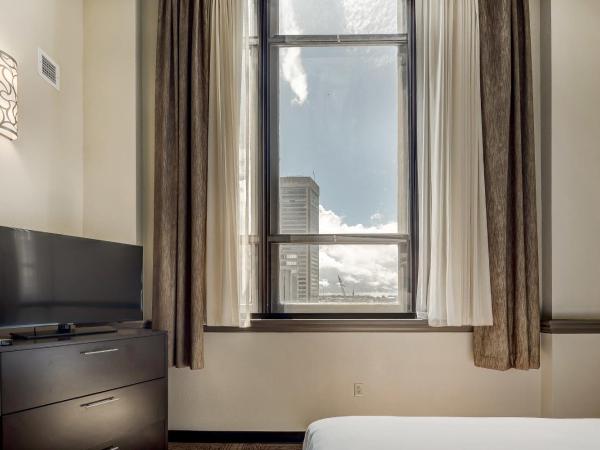 Staybridge Suites Baltimore - Inner Harbor, an IHG Hotel : photo 5 de la chambre one-bedroom king suite with sofa bed and harbour view
