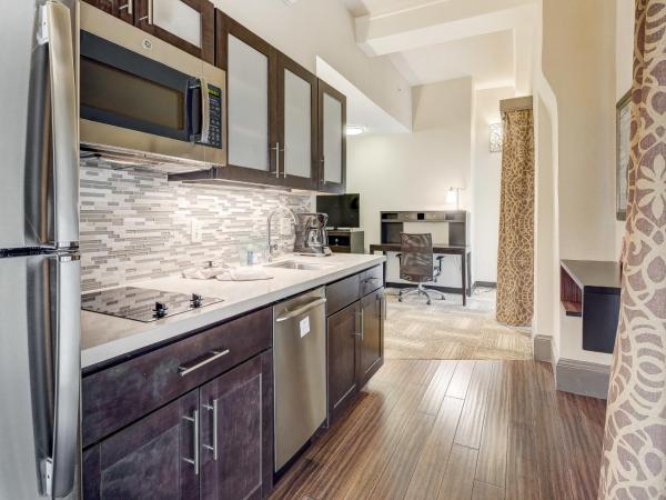 Staybridge Suites Baltimore - Inner Harbor, an IHG Hotel : photo 7 de la chambre suite 1 chambre lit king-size avec canapé-lit