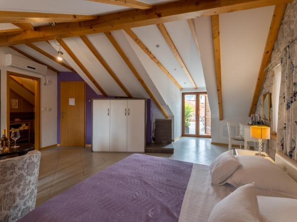 Vanjaka bed and breakfast : photo 5 de la chambre chambre triple avec terrasse