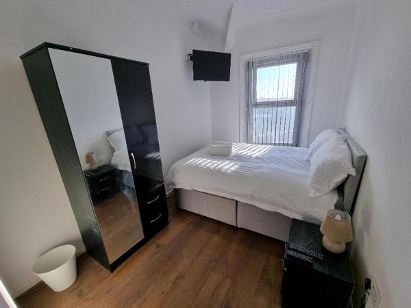 PL Liverpool : photo 1 de la chambre chambre double avec salle de bains privative