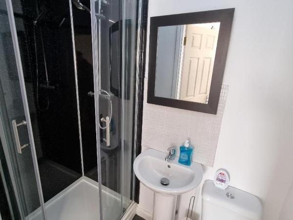 PL Liverpool : photo 4 de la chambre chambre double avec salle de bains privative