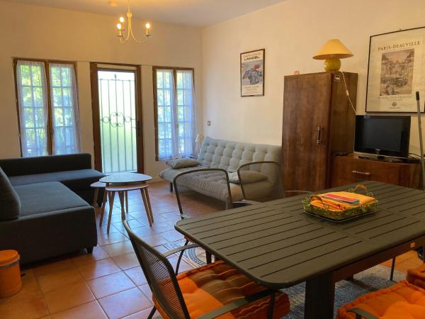 Le Mascaret : photo 1 de la chambre suite de 42 m² avec terrasse - jardin provençal