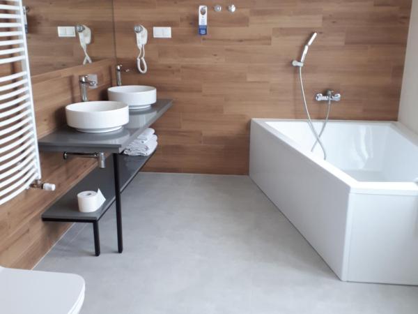 Halo Toruń : photo 3 de la chambre chambre double deluxe avec baignoire