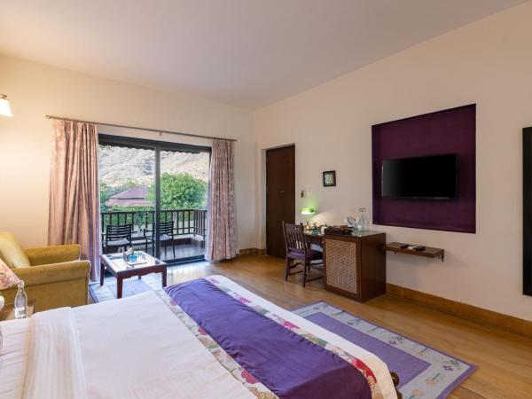 Anandam - Jacuzzi & Private Pool Villas in Udaipur : photo 7 de la chambre chambre lit king-size - vue sur montagne