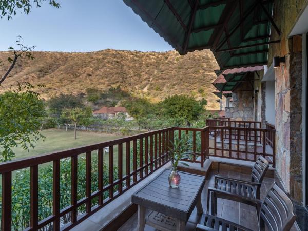Anandam - Jacuzzi & Private Pool Villas in Udaipur : photo 2 de la chambre chambre lit king-size - vue sur montagne