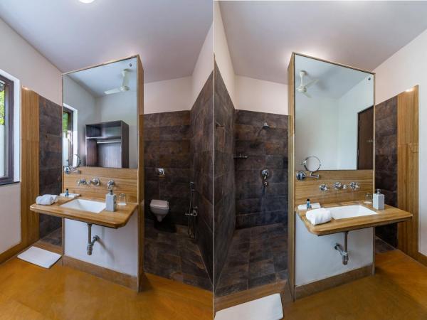 Anandam - Jacuzzi & Private Pool Villas in Udaipur : photo 5 de la chambre chambre lit king-size - vue sur montagne