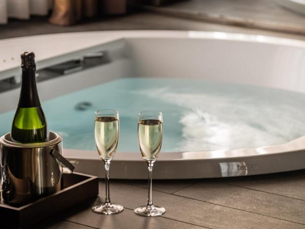 Hotel SB Ciutat Tarragona : photo 4 de la chambre suite avec baignoire spa